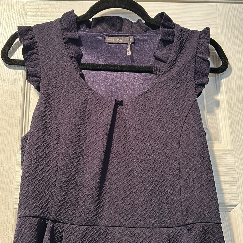 👗THML Chessie Textured Navy Sleeveless Ruffle Neck Midi Dress Stitch Fix - Picture 3 of 16